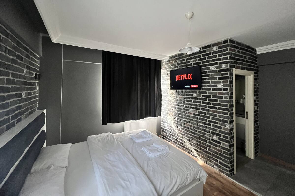 Family Room | Peralatan tempat tidur premium, busa memori, bar mini 