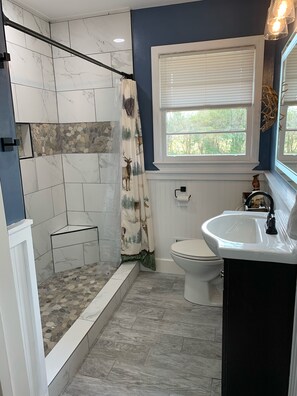 Douche, serviettes fournies, savon, papier de toilette