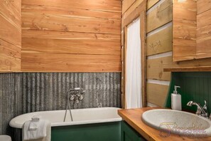 Bathtub, towels