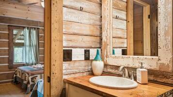Bathtub, towels