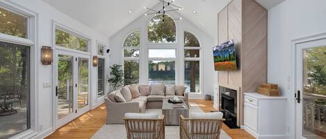 Smart TV, fireplace