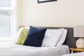 2 bedrooms, iron/ironing board, WiFi, bed sheets - Sanitized Spacious East Nashville Apt (Nashville)