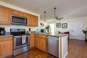 Frigorifero, microonde, forno, piano cottura