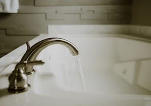 Badewanne, Whirlpool, Handtücher, Toilettenpapier