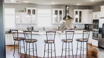 Réfrigérateur, four à micro-ondes, surface de cuisson, lave-vaisselle