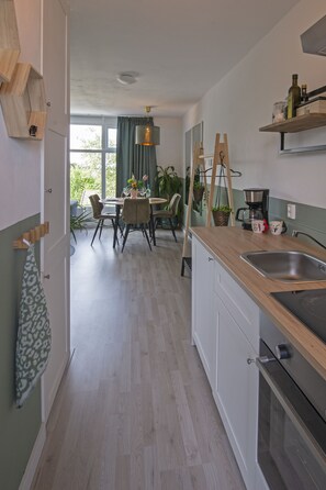 Kühlschrank, Ofen, Wasserkocher mit Kaffee-/Teezubehör, Wasserkocher