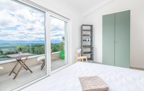 3 bedrooms, in-room safe, travel crib, free WiFi