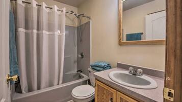 Duschwanne, Haartrockner, Handtücher