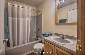 Duschwanne, Haartrockner, Handtücher