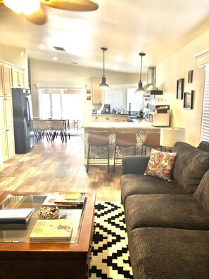 Smart TV - New Luxurious Antelope Canyon, Horseshoe Bend, Lake Powell home! (Page)