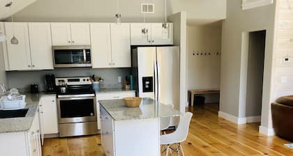 Luxury Treetop Vacation Home in Waterbury Center