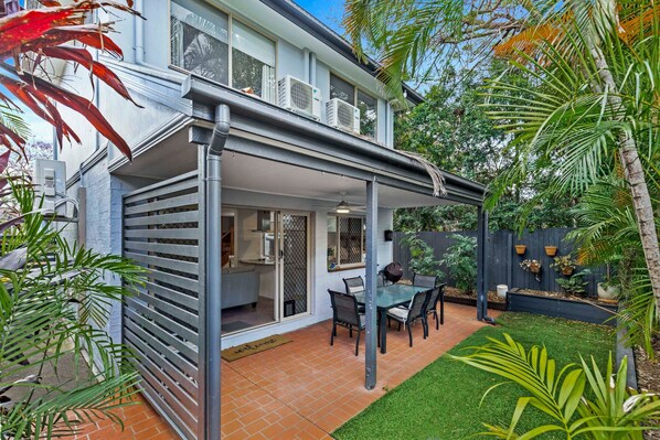 Outdoor dining - Bulimba Central 2BR -Sleeps 6, Courtyard (Balmoral)