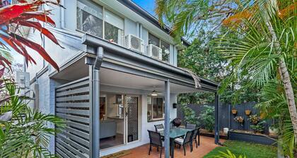 Bulimba Central 2BR -Sleeps 6, Courtyard