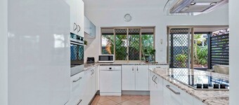 Bulimba Central 2BR -Sleeps 6, Courtyard