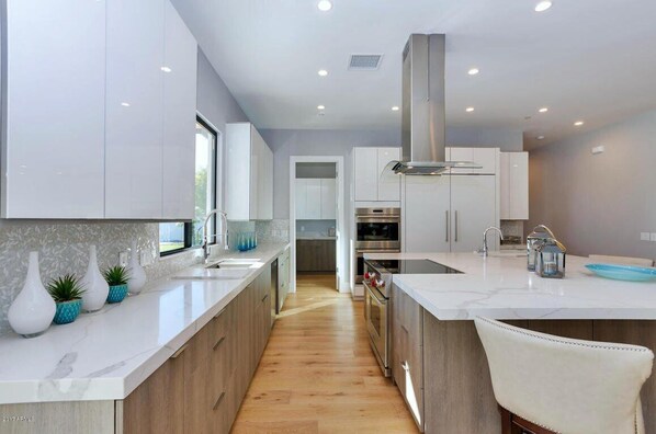 Microwave, dishwasher, coffee/tea maker, cookware/dishes/utensils - Relaxing family neighborhood in multi million dollar home (Phoenix)