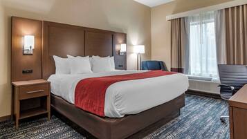 Een bureau, verduisterende gordijnen, een strijkplank/strijkijzer