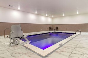 Indoor pool - Comfort Inn & Suites Downtown near University (Tuscaloosa)