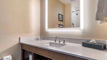 Une salle de bain moderne avec un double lavabo, un miroir et un porte-serviettes.