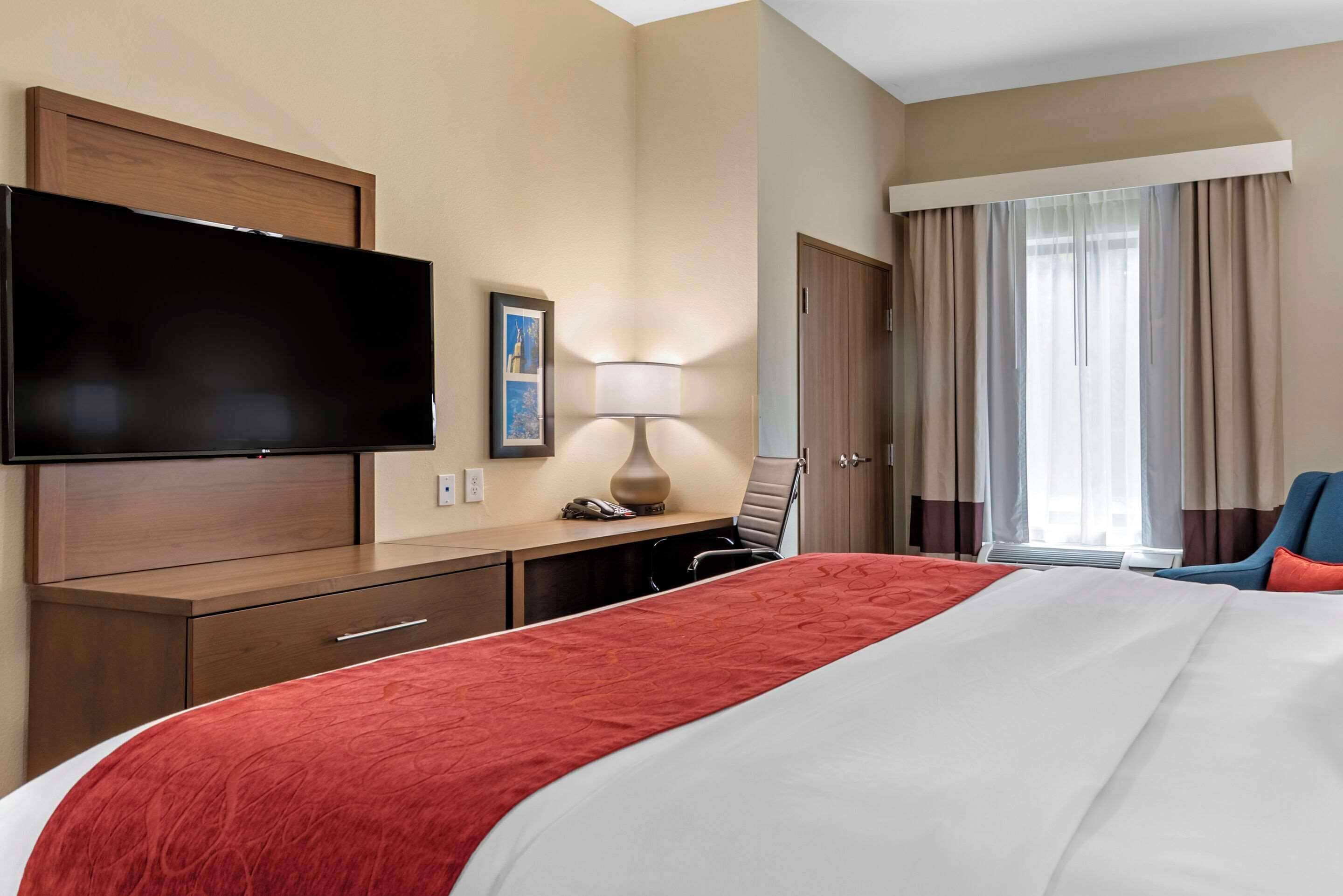 room, 1 king bed, accessible, non smoking | 1 bedroom, desk, blackout curtains, iron/ironing board