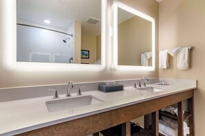 Suite, varias camas, para no fumadores | Escritorio, cortinas blackout y tabla de planchar con plancha