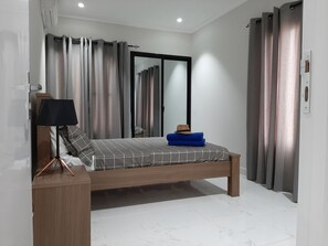 Skrivebord, strykejern/-brett, wi-fi (inkludert) og sengetøy