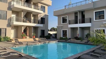 Ulkouima-allas avoinna 8.00–20.00, aurinkovarjoja, aurinkotuoleja