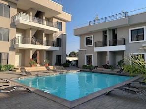 Piscina externa, funciona das 8h às 20h, guarda-sóis, espreguiçadeiras