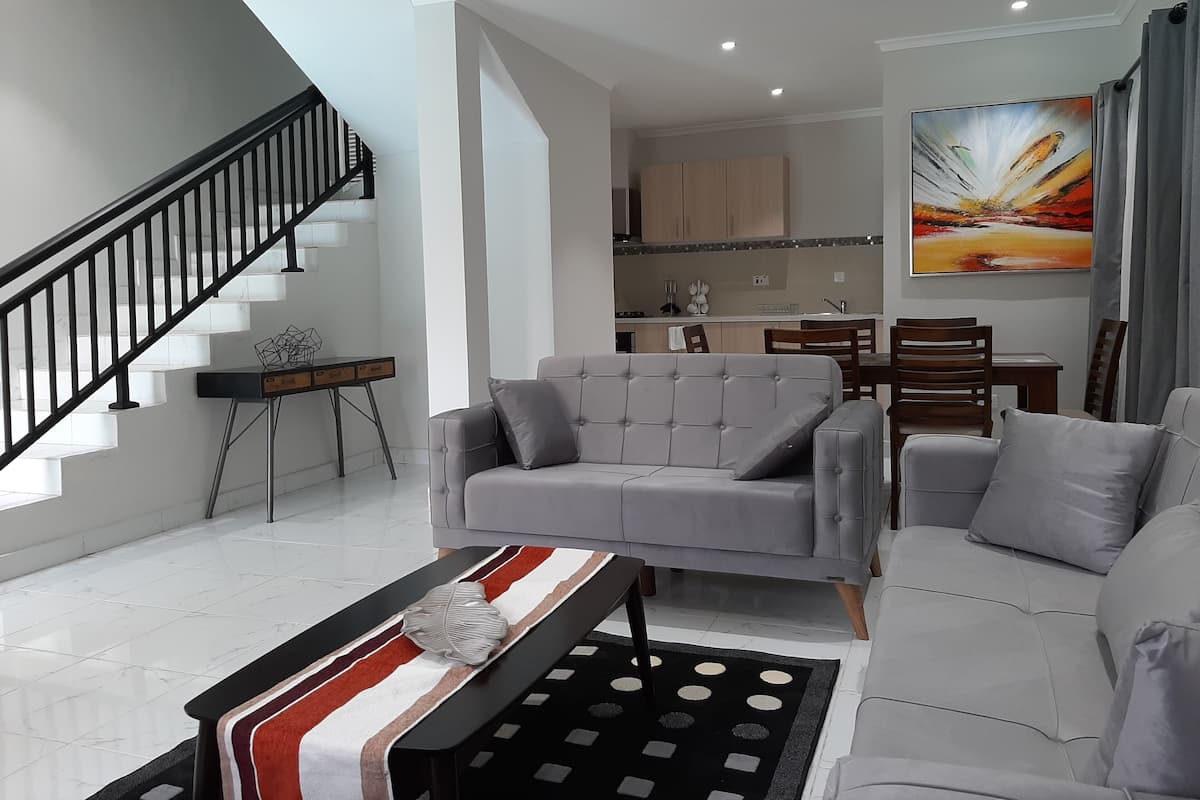 Superior appartement | Woonruimte | Een 29-inch ledtelevisie met satellietzenders en een televisie