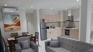 Leilighet – standard | Oppholdsområde | En 29-tommers LED-TV med Parabol-TV samt TV