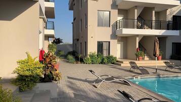 Piscina externa, funciona das 8h às 20h, guarda-sóis, espreguiçadeiras