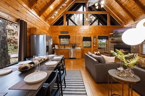 Dining - Dolly's Lookout - 5 Star Cabin - Best Mountain Views - 5 Star Location (Sevierville)