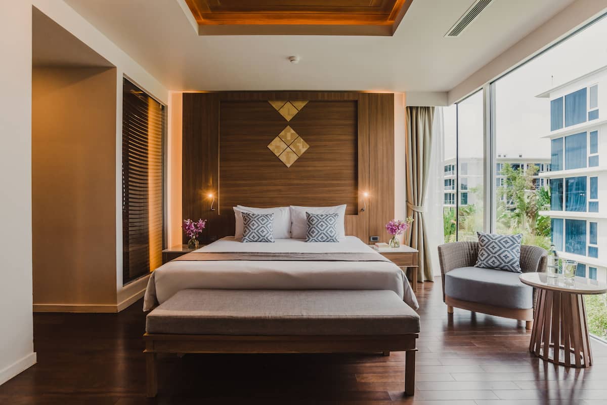 3 bedrooms, down comforters, minibar, in-room safe