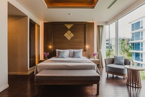 Cubrecamas, minibar, caja de seguridad en la habitación y escritorio 