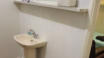 Ducha, secador de pelo, toallas y jabón