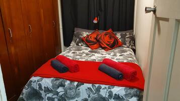 1 dormitorio, tabla de planchar con plancha, wifi gratis y ropa de cama