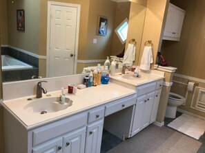 Håndklær og toalettpapir