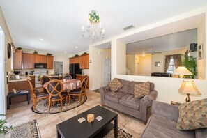 Smart TV, videogiochi, lettore DVD, tavolo da calcetto