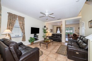 Smart TV, videogiochi, lettore DVD, tavolo da calcetto