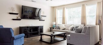 Upscale Modern Home★ King Bed★ Garage Parking★ Sanitized★ Long Stays