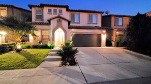 Exterior detail - Upscale Modern Home★ King Bed★ Garage Parking★ Sanitized★ Long Stays (Fresno)