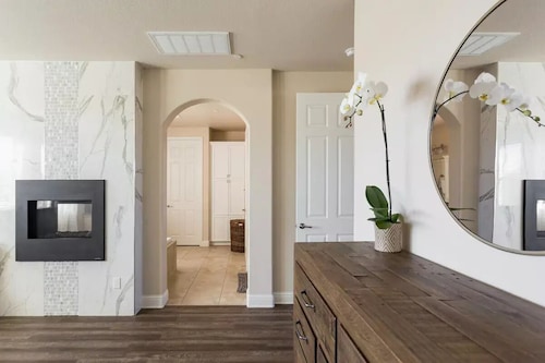 Upscale Modern Home★ King Bed★ Garage Parking★ Sanitized★ Long Stays