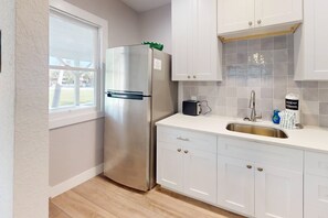 Kühlschrank, Mikrowelle, Geschirrspüler