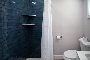 Douche, séchoir à cheveux, serviettes fournies, shampooing