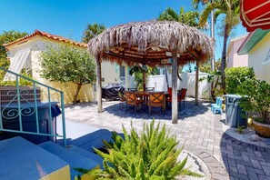 Outdoor dining - A Private, Spacious and Updated Home Away From Home. Heated Pool. Paddleboards & Beach Gear! (Madeira Beach)