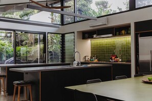 Tostadora, licuadora, utensilios de cocina y mesa de comedor