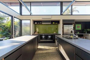 Grille-pain, blender, batterie de cuisine, vaisselle et ustensiles