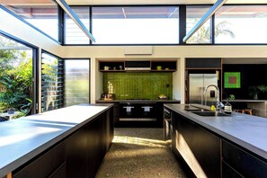 Toaster, blender, cookware/dishes/utensils, dining tables