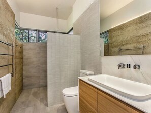 Bathroom - Luxury Villas Narringa Ridgeview:Pool, Spa, Tennis (Skinners Shoot)