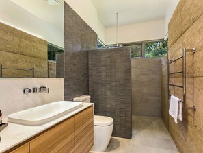 Bathroom - Luxury Villas Narringa Ridgeview:Pool, Spa, Tennis (Skinners Shoot)
