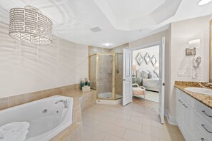 Ensemble douche/baignoire, baignoire à jets, sèche-cheveux